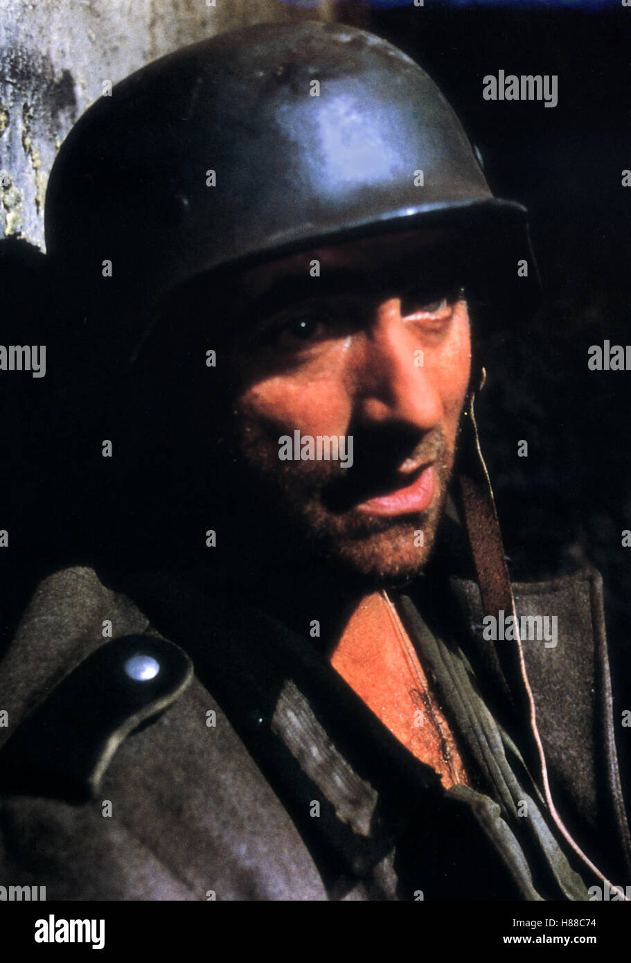 Der Krieg ist aus (Après LA GUERRE) F 1989, Regie: Jean-Loup Hubert, RICHARD BOHRINGER, Key: Soldat, Helm, Uniform Stockfoto