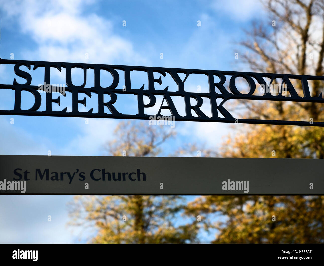 Studley Royal Deer Park und Str. Marys Kirche Schild am Studley Royal Ripon Yorkshire England Stockfoto