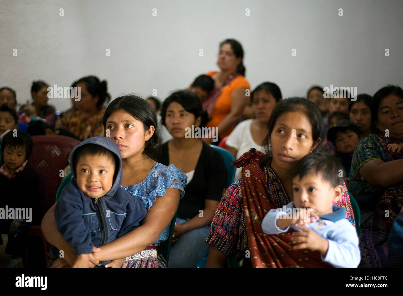 Maya indigenen Mütter hören auf die Bedeutung der Ernährung von Kindern bei NPO-Niederlassung in Panajachel, Solola, Guatemala. Stockfoto
