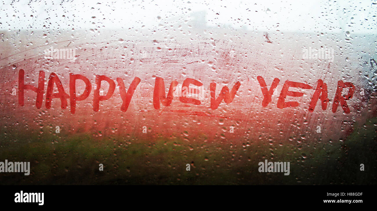 Die Inschrift "Frohes neues Jahr" auf das beschlagene Fenster Stockfoto