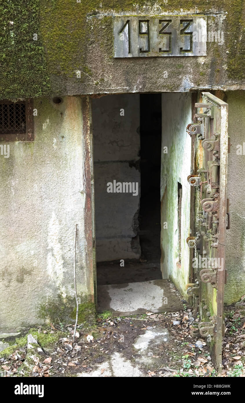 Französischen bunker Eingang in der Nähe Langensoultzbach, Vogesen, Frankreich. Es wurde 1933 als Teil der Maginot-Linie errichtet. Stockfoto