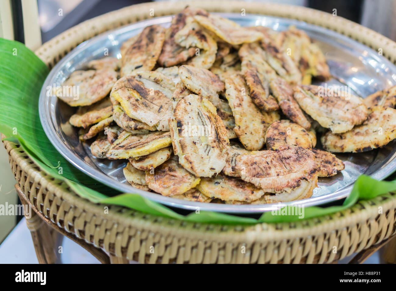 Gebratene Banane Dessert von Banane auf die heiße Holzkohle Grillen Stockfoto