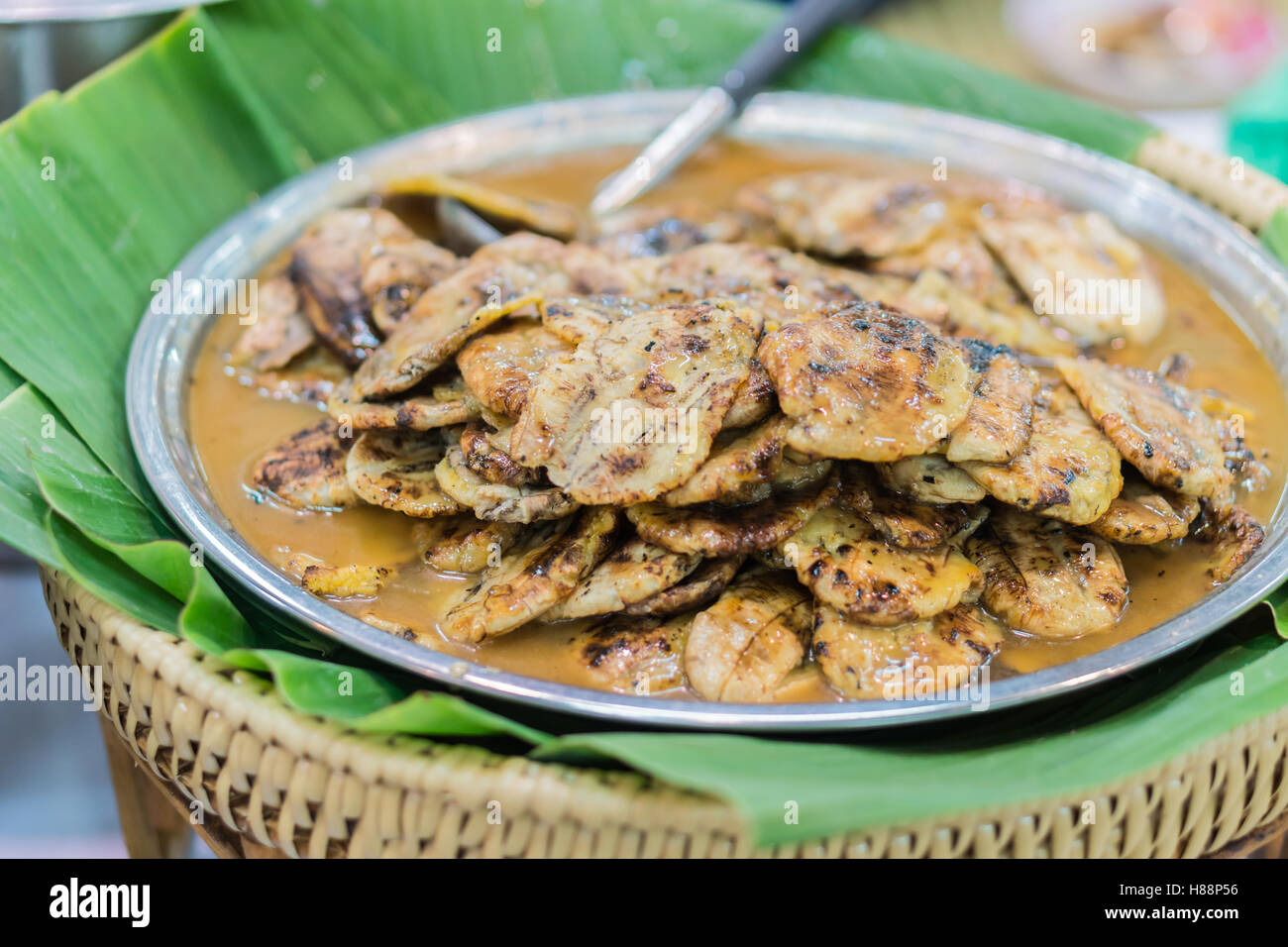 Gebratene Banane Dessert von Banane auf die heiße Holzkohle Grillen Stockfoto