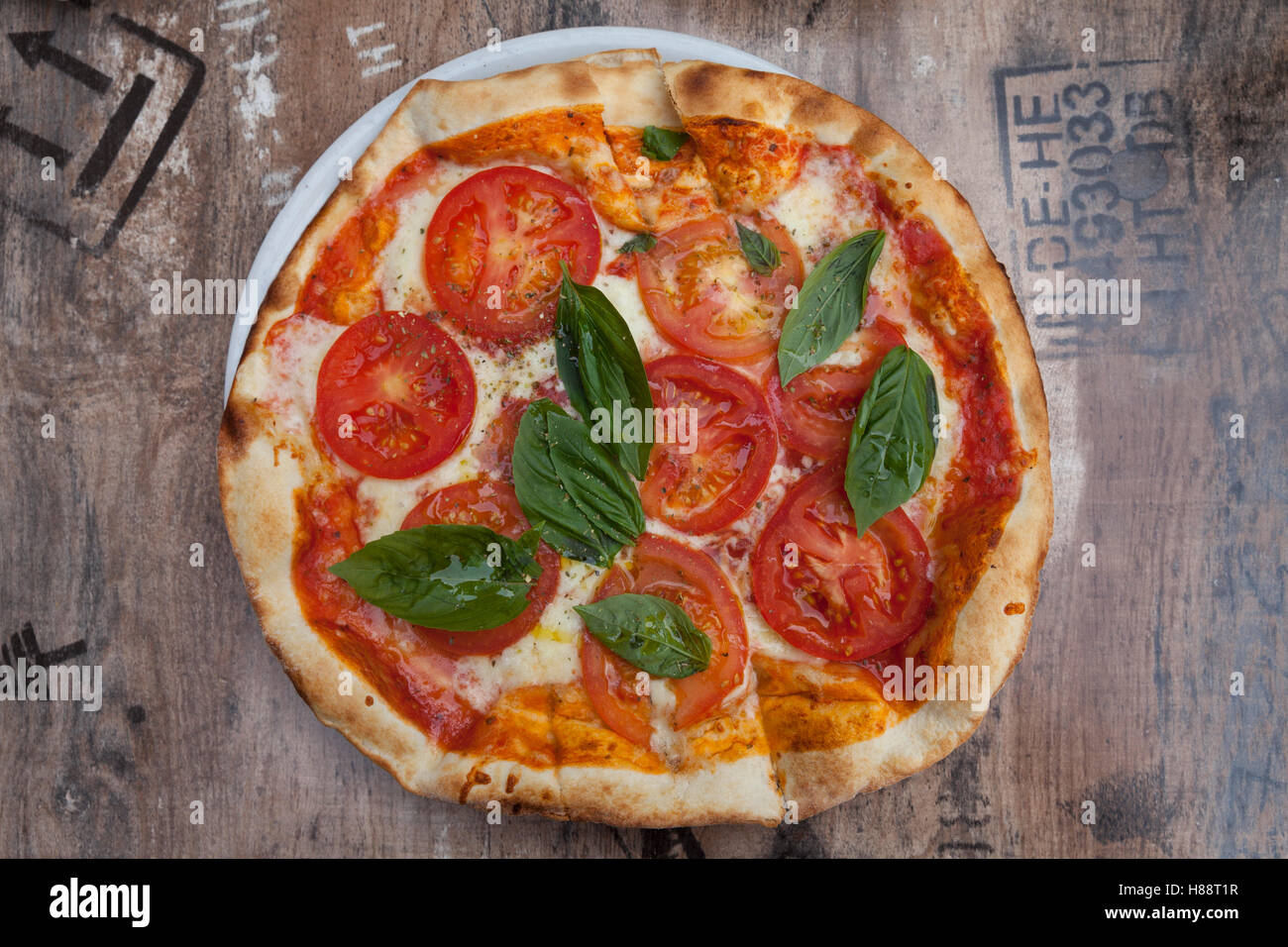 Pizza Margherita auf Platte, Tomate, Basilikum und mozzarella Stockfoto