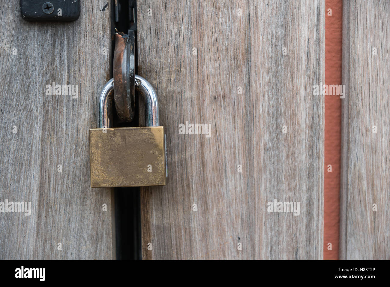 alte Holztür mit Tastensperre. Stockfoto