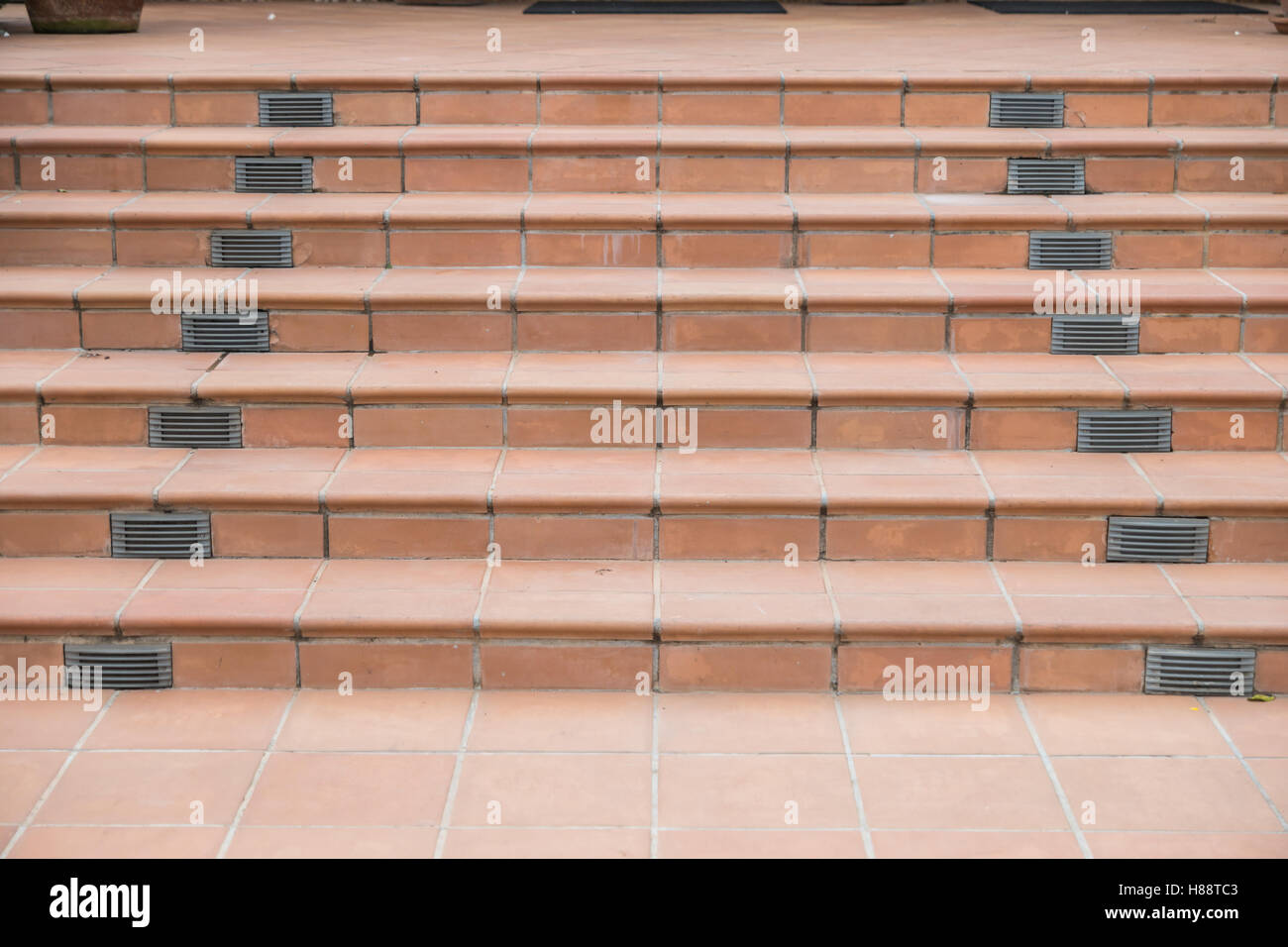 Treppe aus rotem Backstein im öffentlichen park Stockfoto