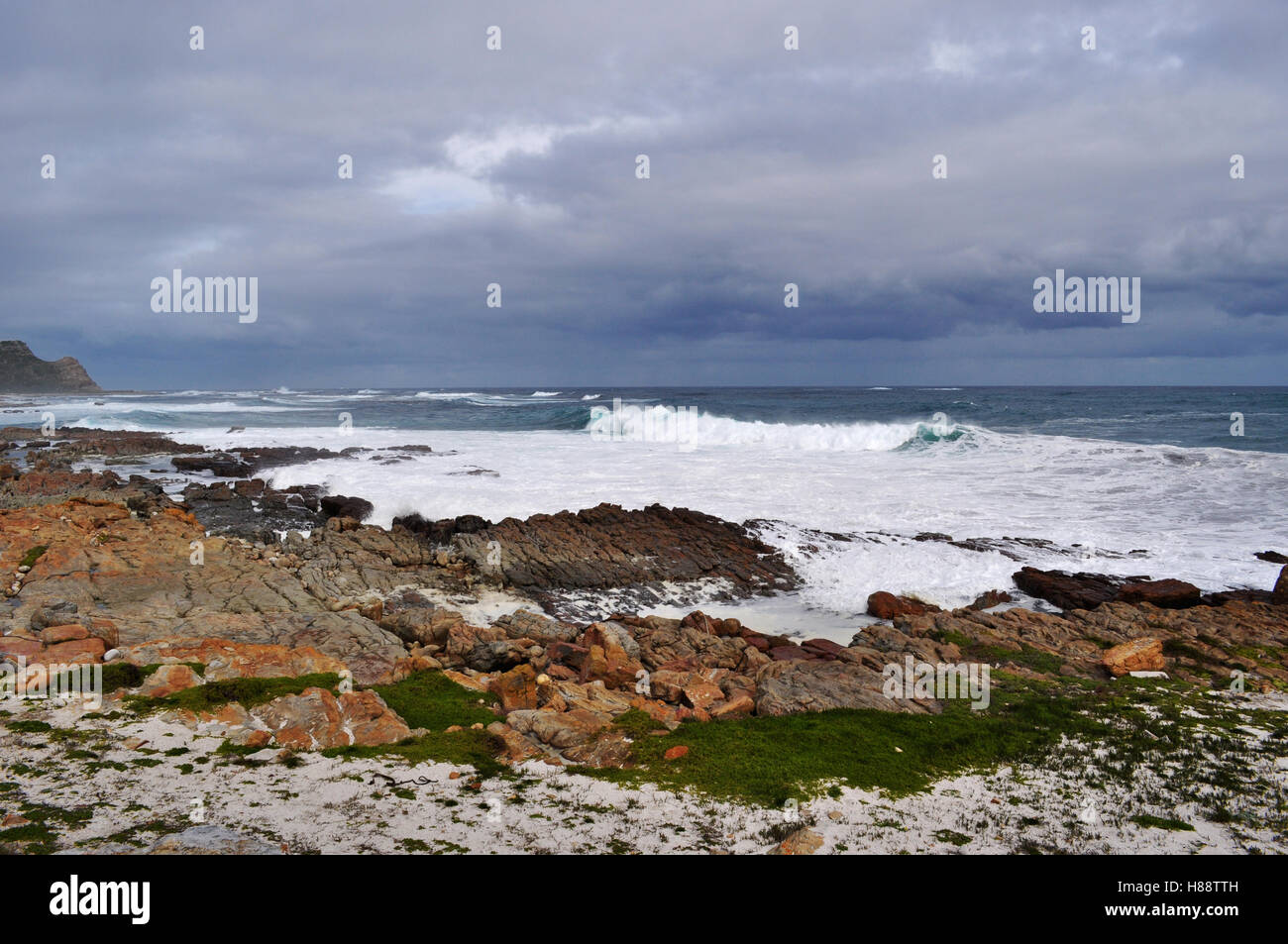 Südafrika, nach Süden fahren: Panoramablick auf den felsigen Strand am Kap der Guten Hoffnung, felsigen Landzunge an der Atlantischen Küste von Kap Halbinsel Stockfoto