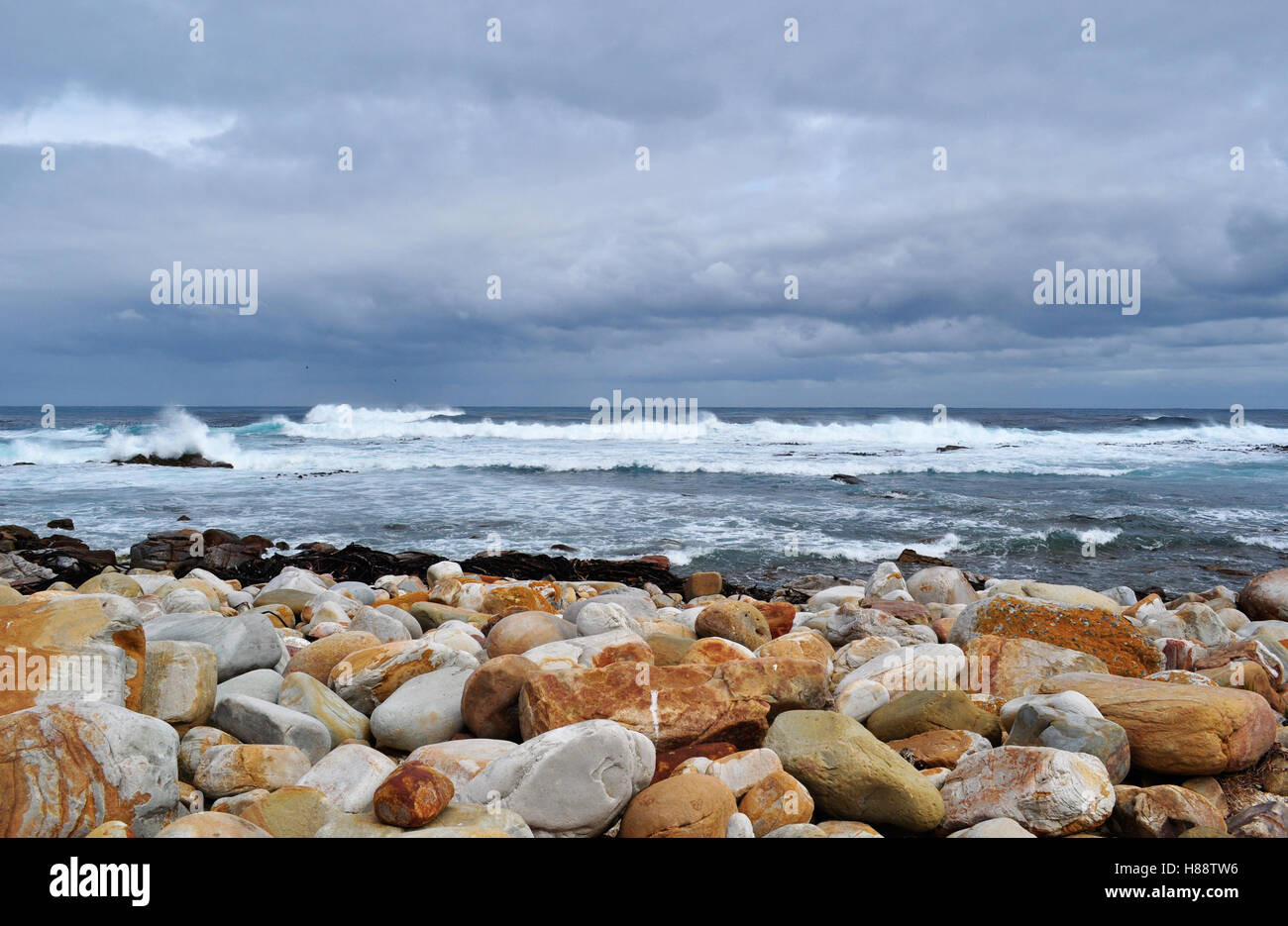 Südafrika, nach Süden fahren: Panoramablick auf den felsigen Strand am Kap der Guten Hoffnung, felsigen Landzunge an der Atlantischen Küste von Kap Halbinsel Stockfoto