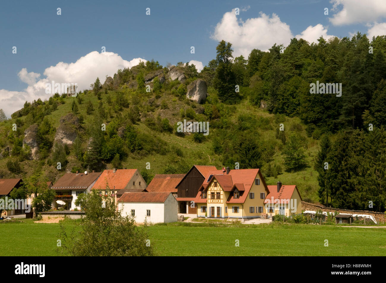 Malerisch gelegenen Dorf von Oberailsfeld im Ahorntal-Tal, Naturpark Maßbach Schweiz Naturschutzgebiet, Franken Stockfoto