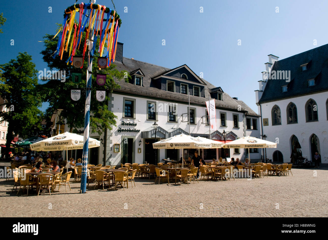 Restaurant Am Alten Markt Platz In Attendorn Sauerland Region North Rhine Westphalia Stockfotografie Alamy