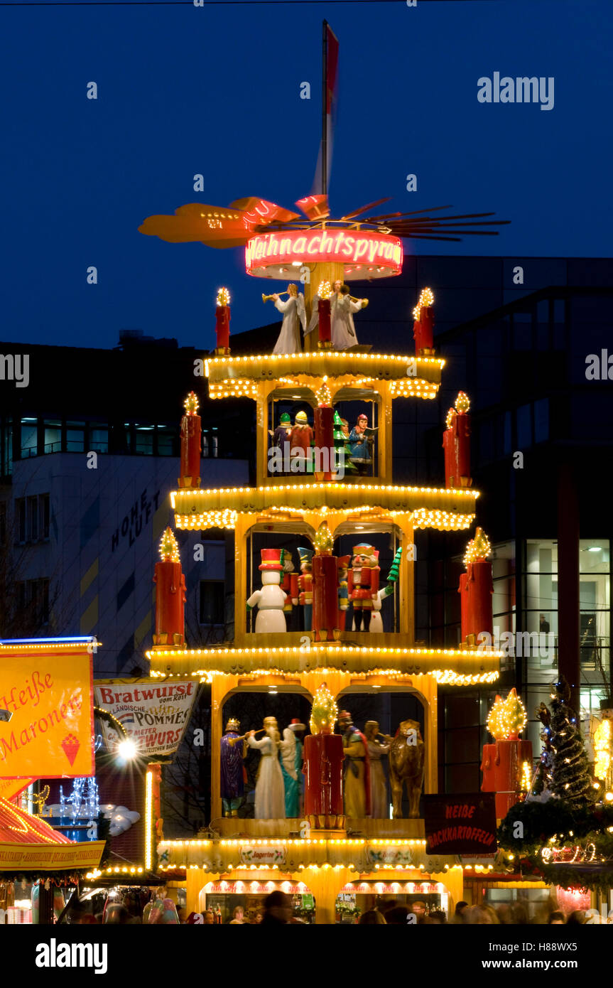 Weihnachtspyramide auf dem Weihnachtsmarkt in Dortmund, Ruhrgebiet Bereich, North Rhine-Westphalia Stockfoto