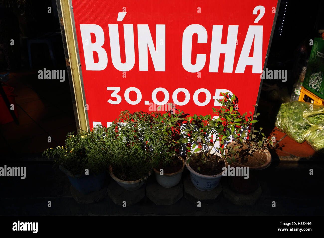 Ein Zeichen von Bun Cha ist 30.000 Dong pro Satz geschrieben am vor einem Restaurant. Stockfoto