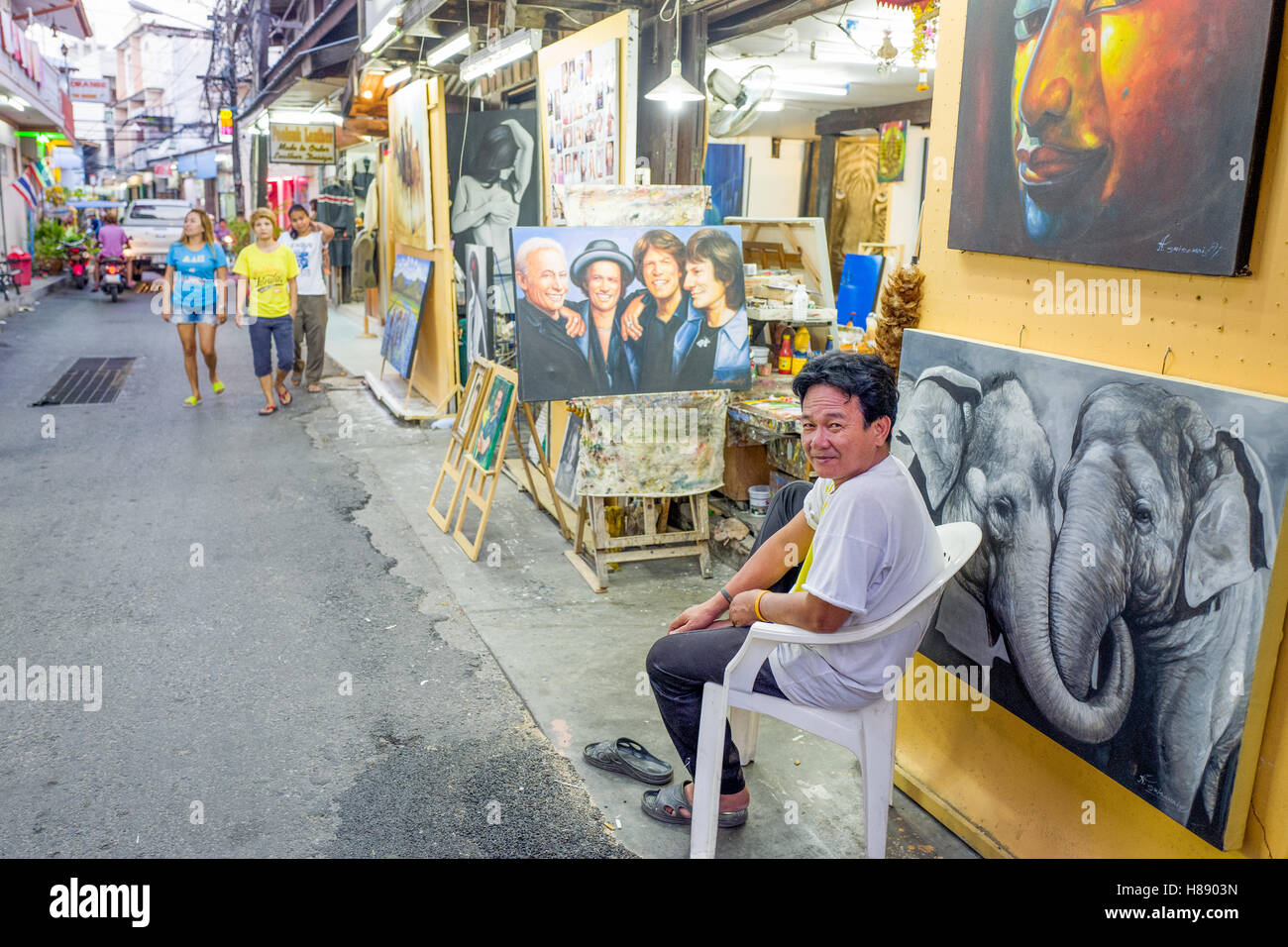 Die Straßen von Hua Hin Thailand bei Nacht. Hua Hin ist eines der wichtigsten touristischen Destinationen in Thailand. Stockfoto