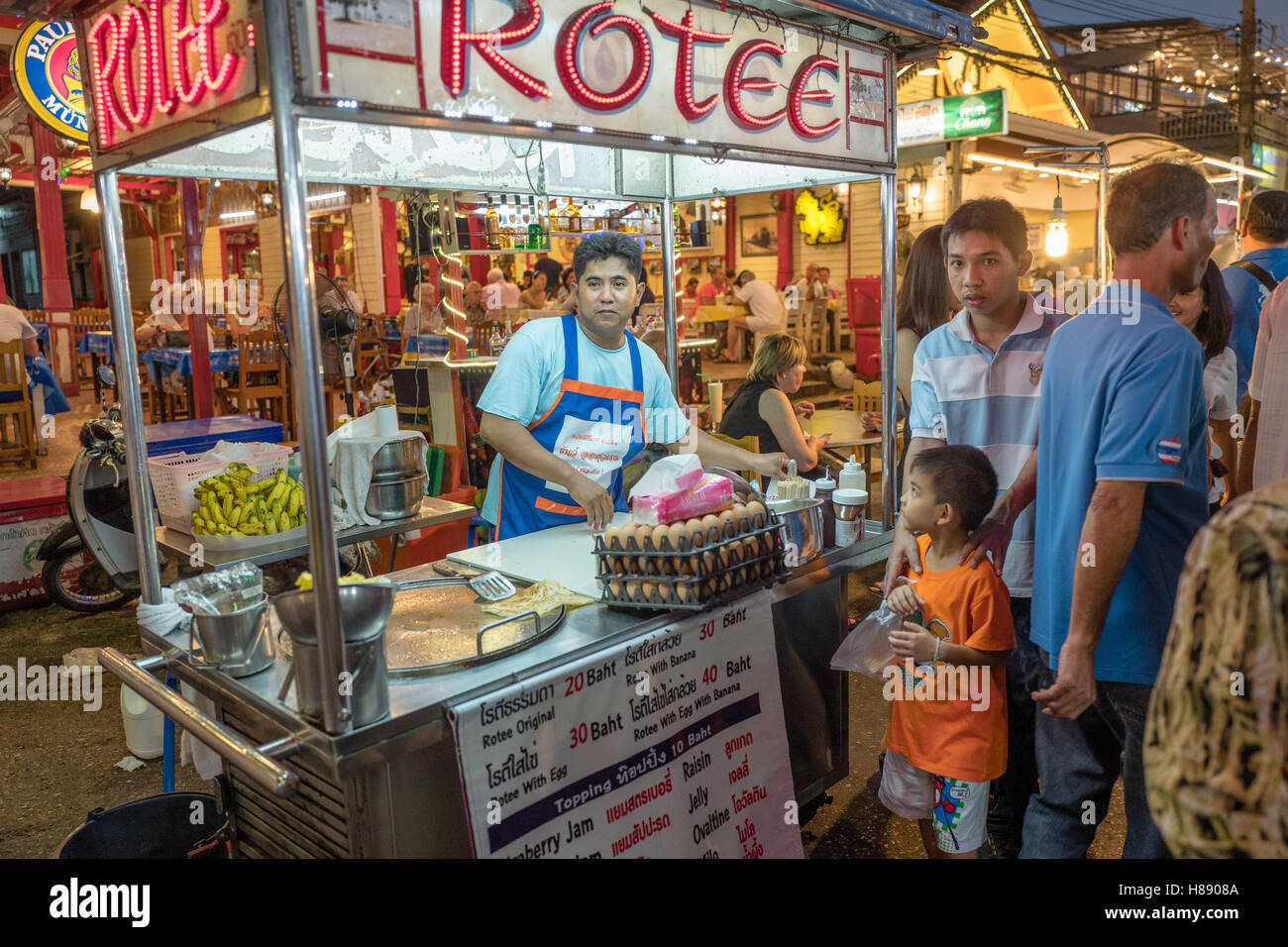 Menschen Flanieren auf dem Nachtmarkt Hua hin, Thailand Stockfoto