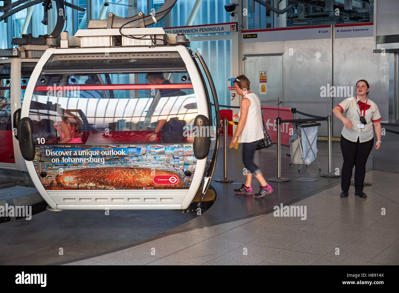 Personen, die die Gondel der Emirates Air Line Seilbahn betreten, London England Vereinigtes Königreich Großbritannien Stockfoto