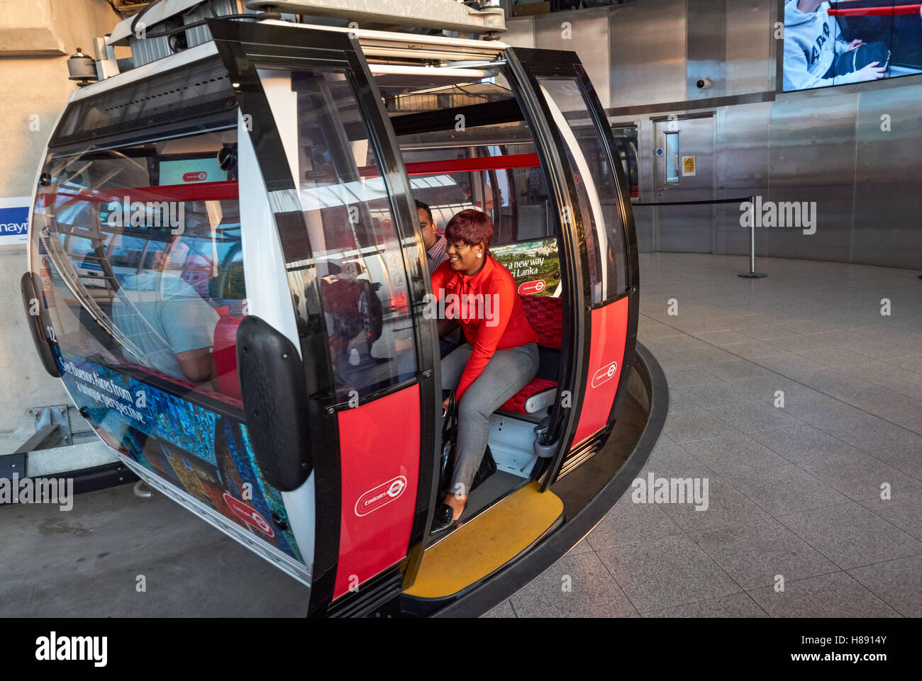 Personen in der Gondel der Emirates Air Line Seilbahn, London England Vereinigtes Königreich Großbritannien Stockfoto