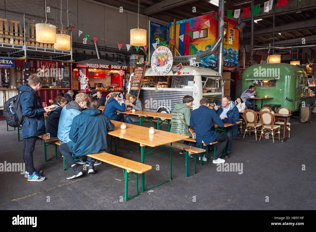 Menschen bei street Food Markt Papiroen (Papier-Insel) in Kopenhagen, Dänemark Stockfoto