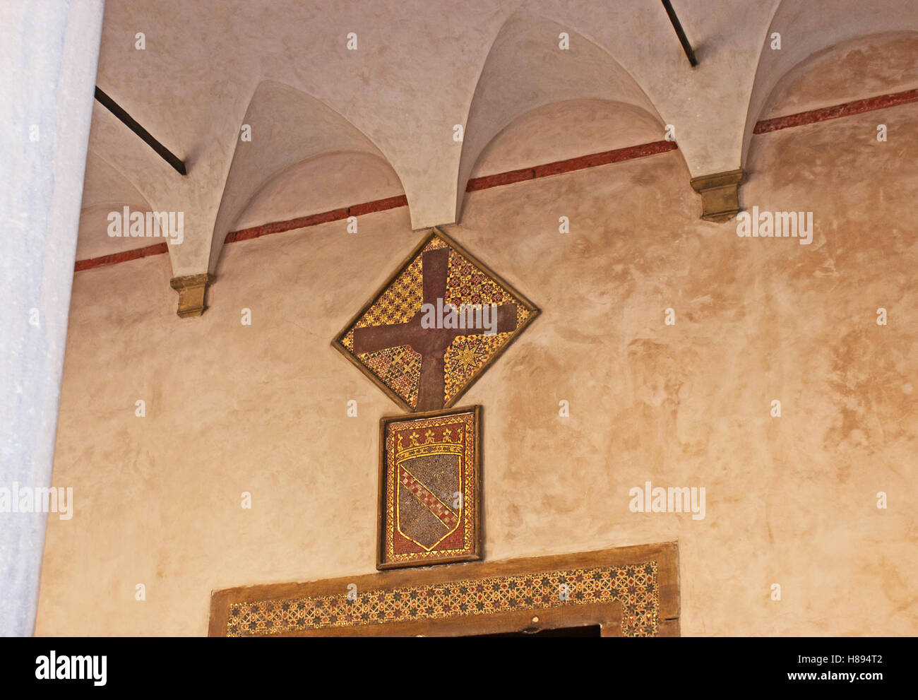 Die landschaftlich reizvolle Mosaik byzantinischen Dekore über dem Eingang zum Monreale Kathedrale, Sizilien, Italien. Stockfoto