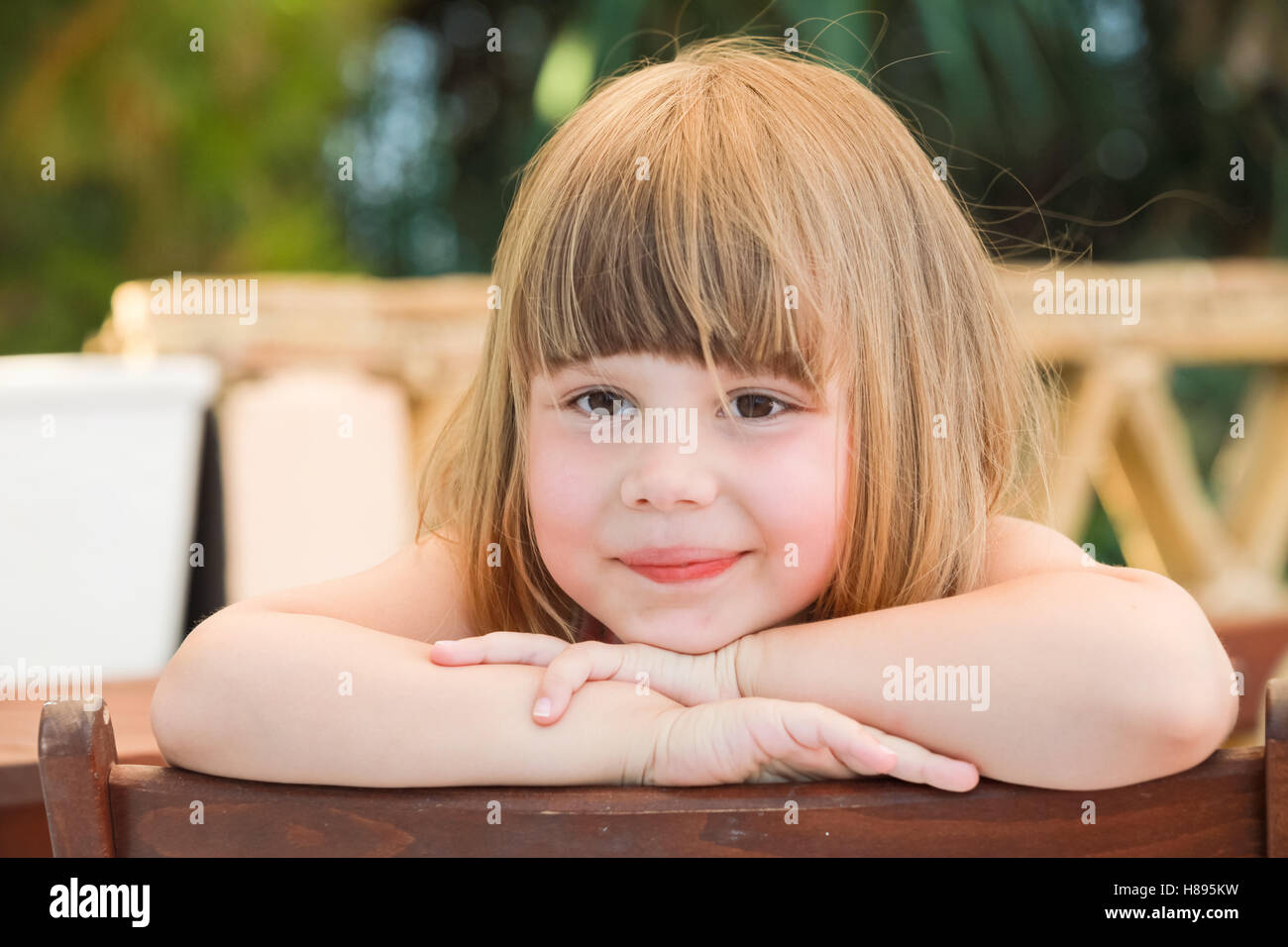 Niedliche Lachen kaukasischen kleines Mädchen, close-up Outdoor-Porträt Stockfoto