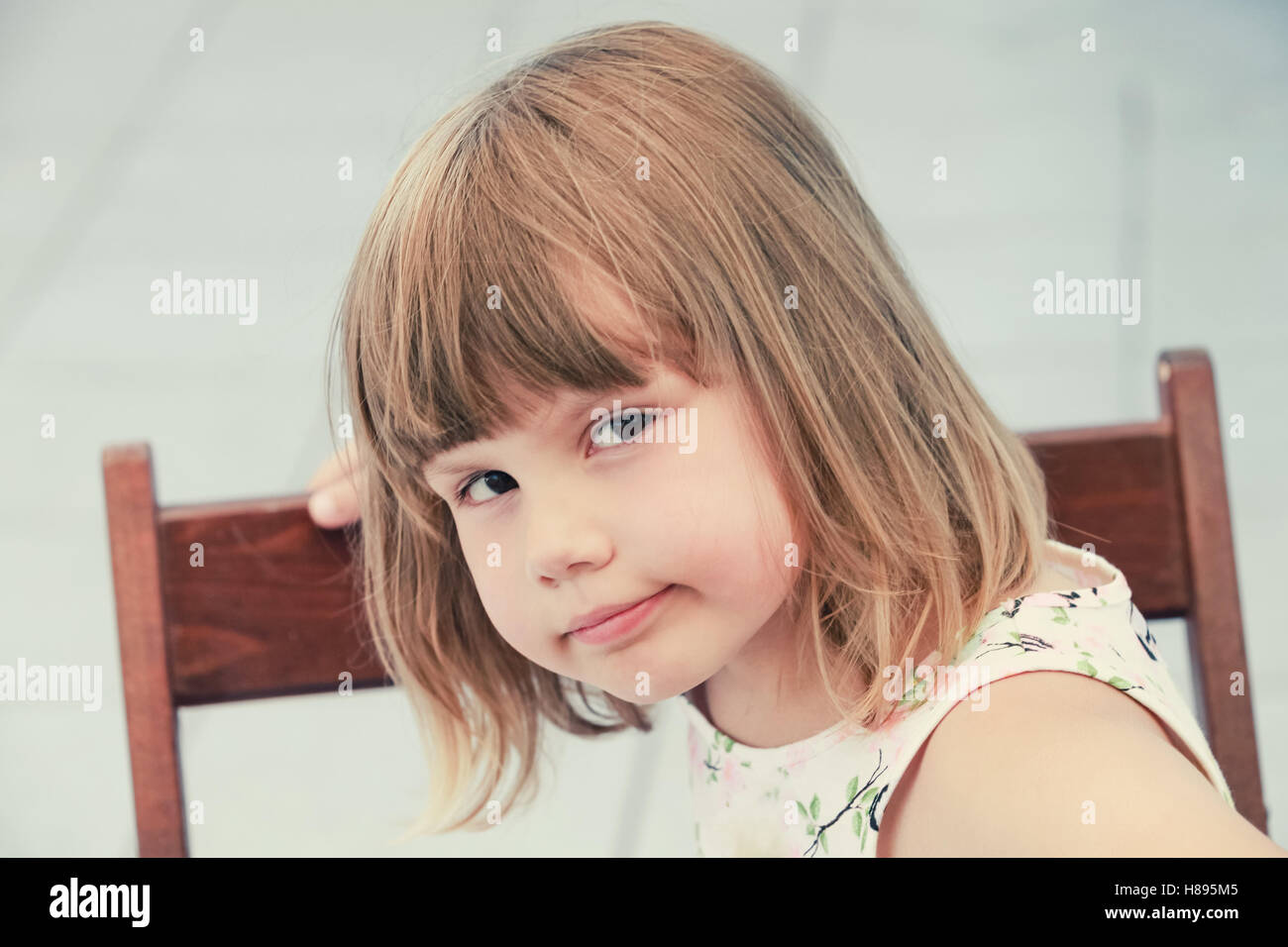 Niedliche kaukasischen kleines Mädchen, close-up Outdoor-Porträt Stockfoto