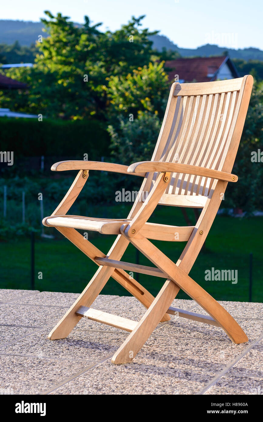 Faltbarer Liegestuhl auf der Terrasse unter freiem Himmel, gemacht von tropischem Hartholz teak Stockfoto
