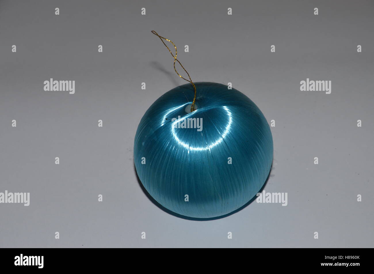 Ball auf grauem Hintergrund für Weihnachten und year.s Baum Stockfoto