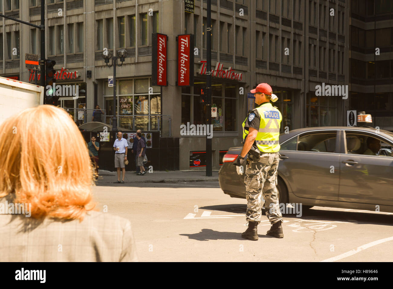 Montreal-Polizist geschäftsführender Verkehrslenkung an Kreuzung Boulevard Robert-Bourassa und Rue Sherbrooke O Stockfoto