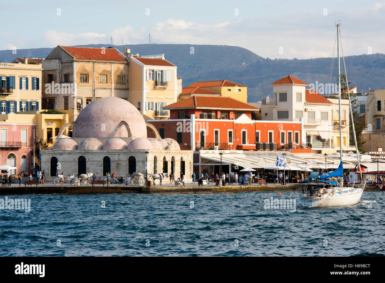 Griechenland, Kreta, Chania, Hasan-Pascha-Moschee im Venezianischen Hafen. Stockfoto