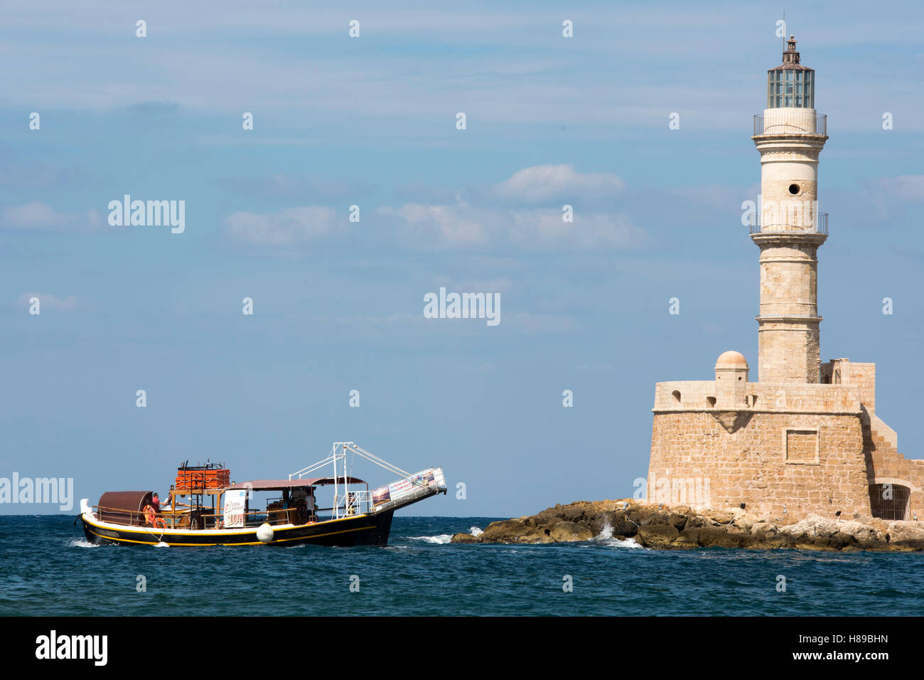 Griechenland, Kreta, Chania, Ausflugsboot Vor Dem Leuchtturm eine der Hafeneinfahrt des Venezianischen Hafens Stockfoto