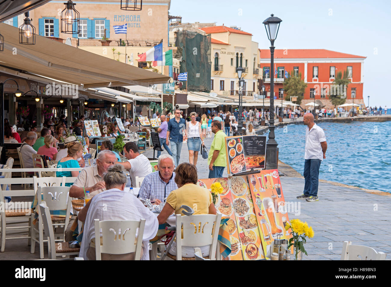 Griechenland, Kreta, Chania, venezianischen Hafen, Promenade zum westlichen Ende der Hafen, das rote Gebäude am Ende ist das nautische Museum Stockfoto