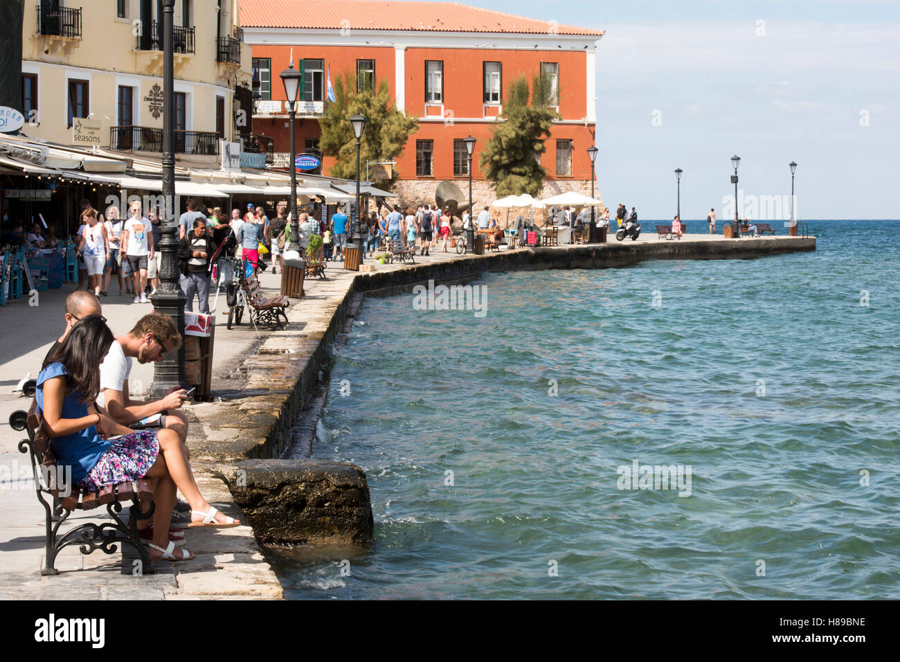 Griechenland, Kreta, Chania, venezianischen Hafen, Promenade zum westlichen Ende der Hafen, das rote Gebäude am Ende ist das nautische Museum Stockfoto