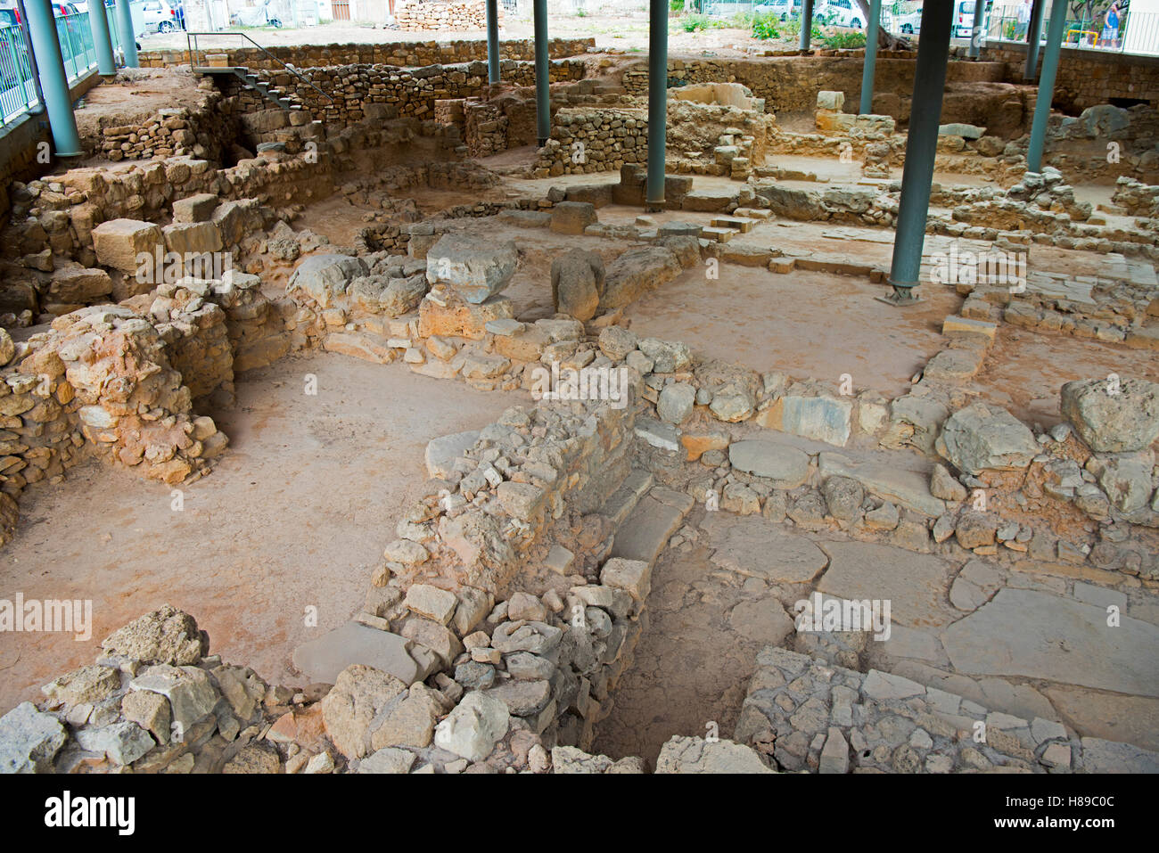 Griechenland, Kreta, Chania, minoische Ausgrabung mit dem Kastelli-Hügel Stockfoto