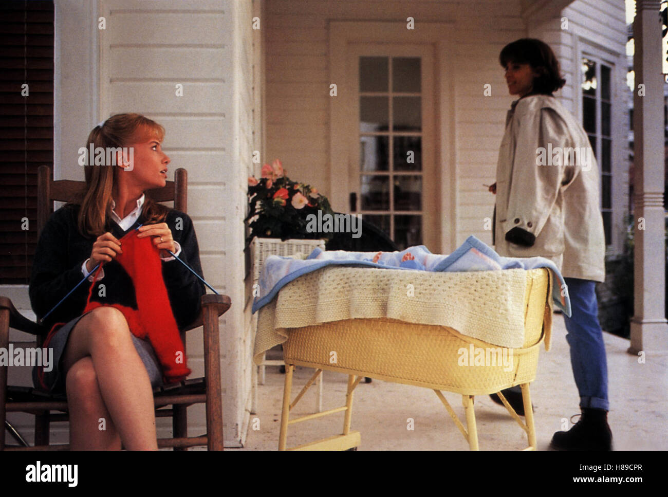Sterben die Hand einer der Wiege (THE HAND, dass ROCKS THE CRADLE) USA 1991, Regie: Curtis Hanson, REBECCA DE MORNAY, ANNABELLA SCIORRA, Stichwort: Babysitter, Strickzeug Stockfoto