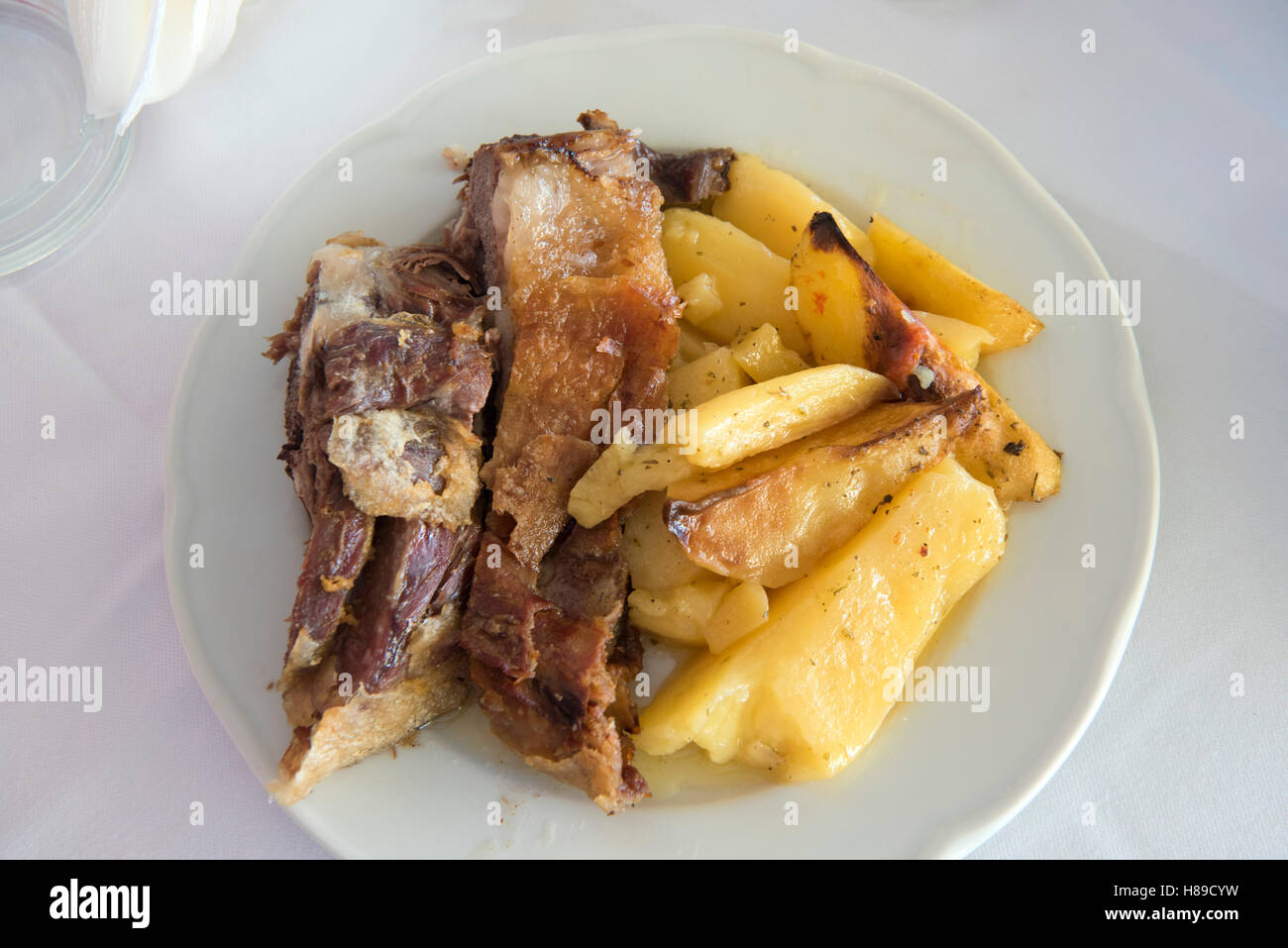 Griechenland, Kreta, Rodia Westlich von Heraklion, Restaurant Rodi, Ziege Mit Kartoffeln Stockfoto