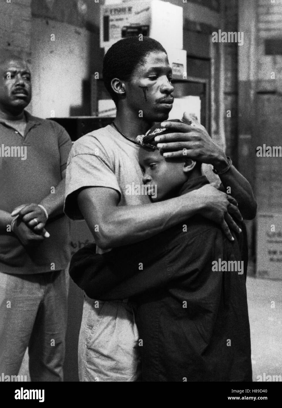 South Central - In Den Straßen von L.A. (SOUTH CENTRAL) USA 1992, Regie: Steve Anderson II, GLENN PLUMMER, CHRISTIAN COLEMAN, Stichwort: Vater, Sohn, Umarmung Stockfoto South Central - In Den Straßen von L.A. (SOUTH CENTRAL) USA 1992, Regie: Steve Anderson II, GLENN PLUMMER, CHRISTIAN COLEMAN, Stichwort: Vater, Sohn, Umarmung Stockfoto