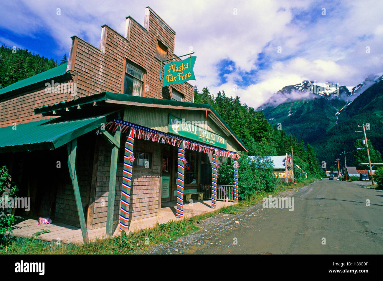 Hyder, Shop entlang der Hauptstraße, Tongass National Forest, Alaska, USA Stockfoto