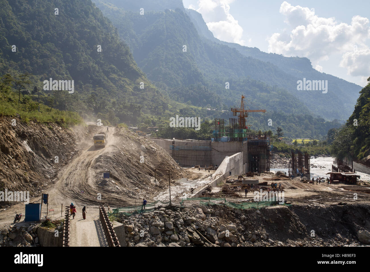 Bhulbhule, Nepal - 23. Oktober 2014: Baustelle des oberen Marsyangdi-Wasserkraft-Projekt in der Annapurna-Region Stockfoto