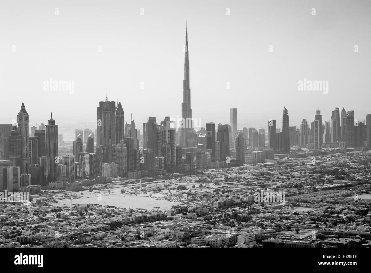 Dubai, Vereinigte Arabische Emirate - 17. Oktober 2014: Skyline der Stadt mit dem berühmten Burj Khalifa getroffen in schwarz und weiß Stockfoto