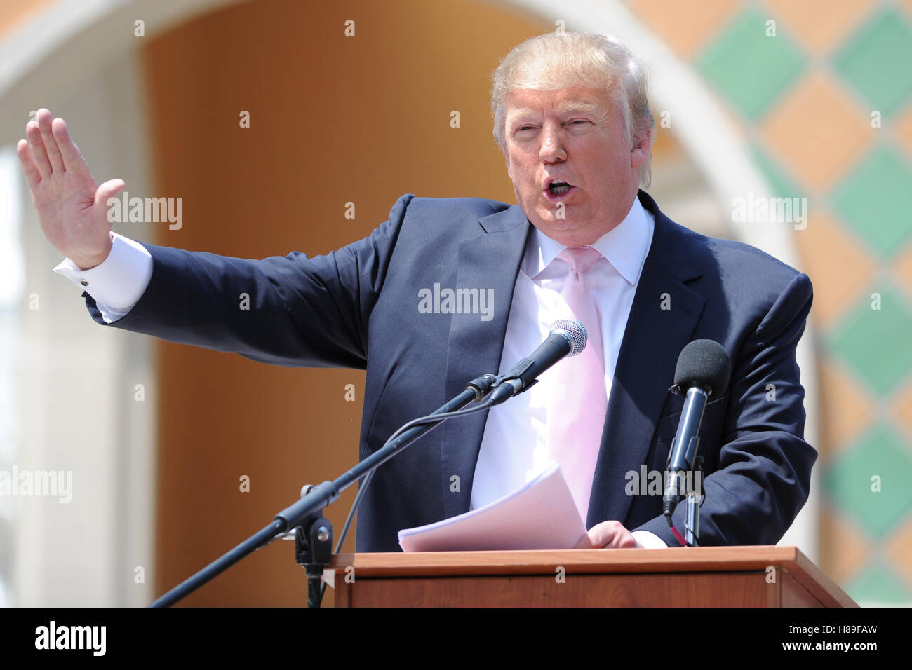 BOCA RATON, FL - 16 APRIL: Donald Trump spricht in Süd-Florida Steuer Tag Tee Party Kundgebung am Sanborn Square n Sunrise Florida. 16. April 2011. © MPI04 / Medien Punch Inc. Stockfoto