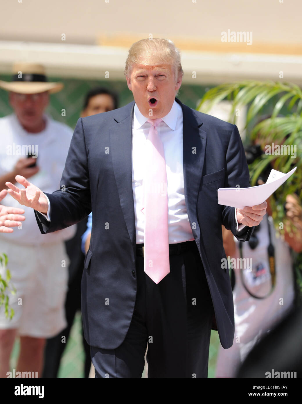 BOCA RATON, FL - 16 APRIL: Donald Trump spricht in Süd-Florida Steuer Tag Tee Party Kundgebung am Sanborn Square n Sunrise Florida. 16. April 2011. © MPI04 / Medien Punch Inc. Stockfoto