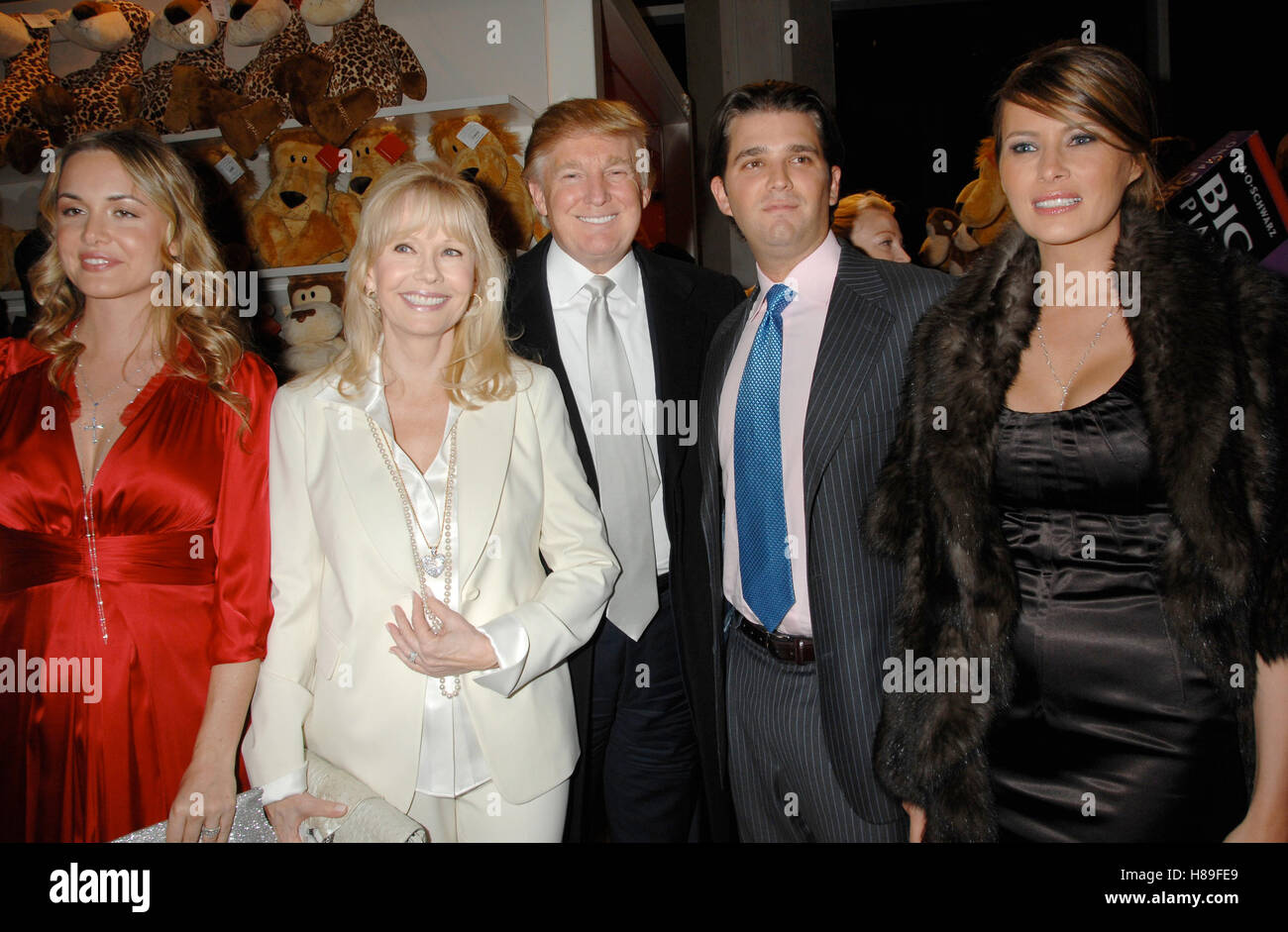 L-r: Vanessa Trump, Bonnie Hayden, Donald Trump, Donald Trump Jr. und Melania Trump besuchen die Trump Magazin und FAO Schwarz Abend einkaufen Fete feiern die Geburtstage von Vanessa und Donald Trump Jr. mit einem Prozentsatz aller Einnahmen aus Verkauf dur Stockfoto