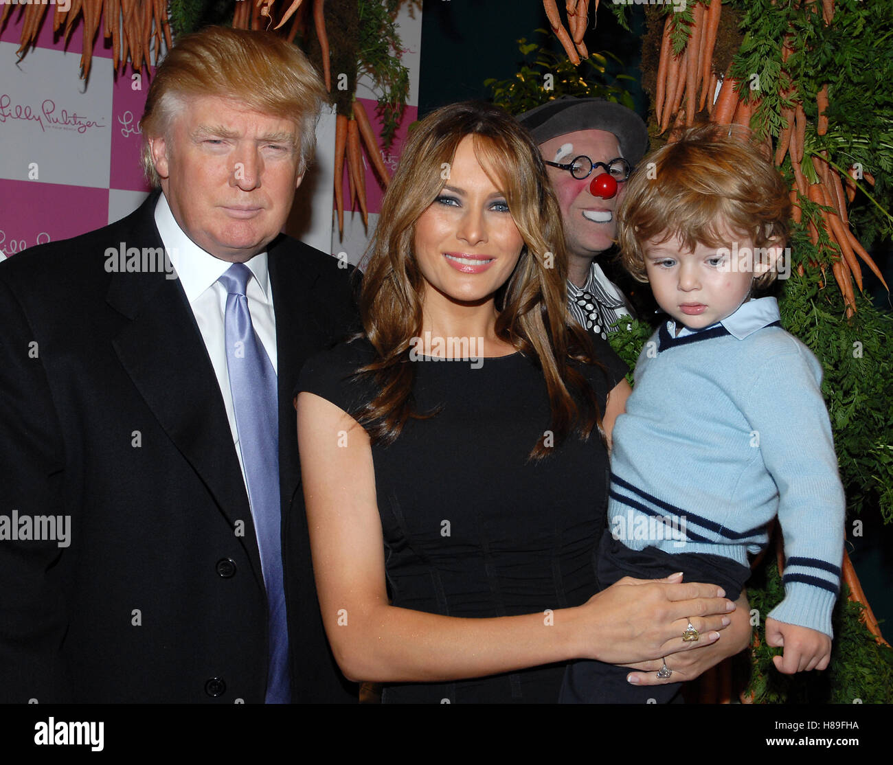 Donald Trump, Melania Trump & Barron Trump besuchen die 17. jährliche Bunny Hop bei FAO Schwartz in New York City am 11. März 2008. © RD / MediaPunch Stockfoto