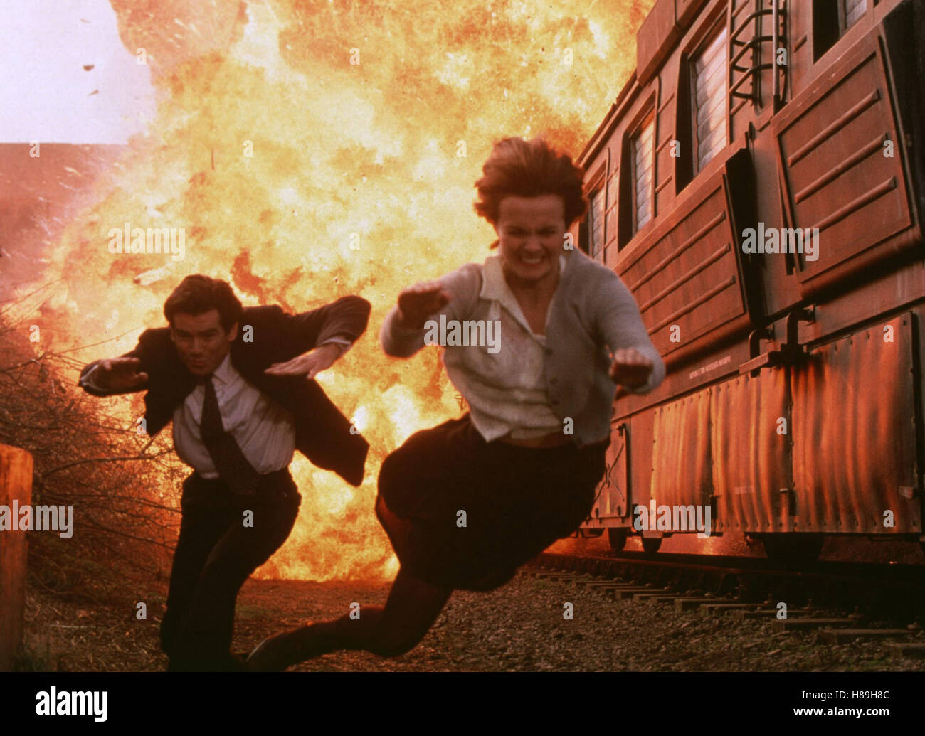 GOLDENEYE, (GOLDENEYE) USA 1995, Regie: Martin Campbell, PIERCE BROSNAN, IZABELLA SCORUPCO, Stichwort: Explosion, Feuer Stockfoto