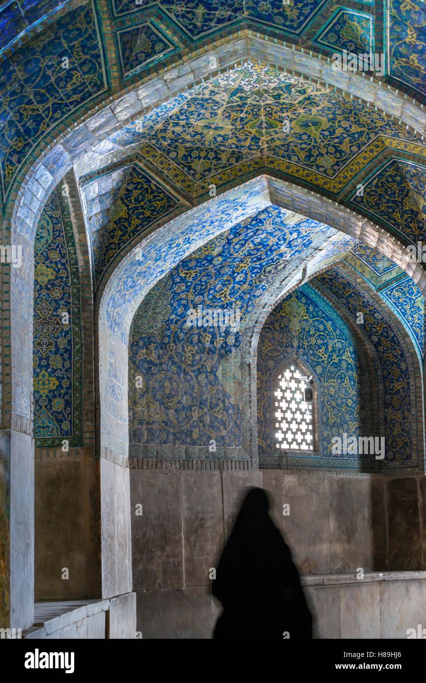 Silhouette einer Frau im Tschador, am Eingang der großen blauen Moschee Isfahan Iran Stockfoto