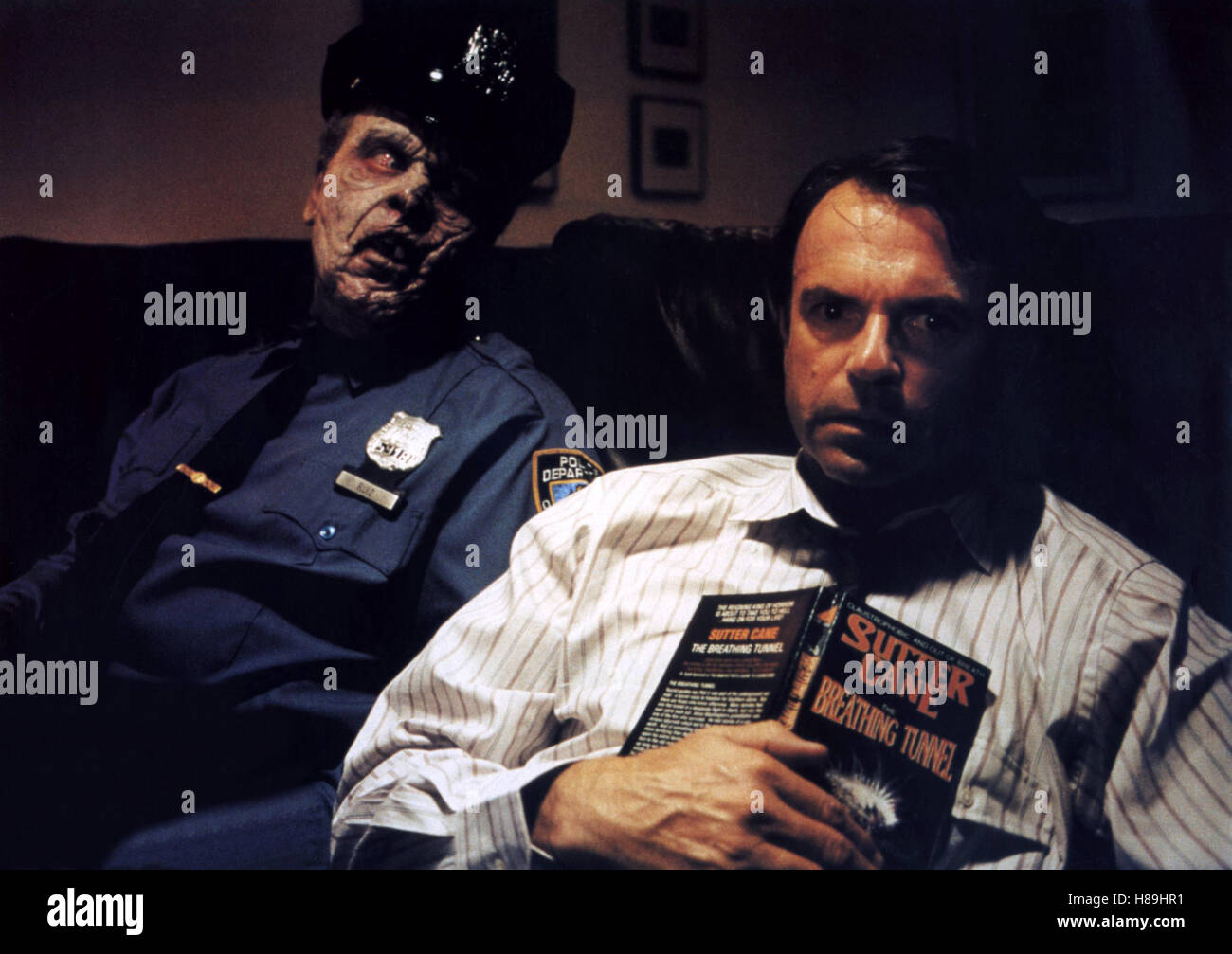 Sterben die Mächte des Wahnsinns, (IN THE MOUTH OF MADNESS) USA 1995, Regie: John Carpenter, SAM NEILL (Re), Stichwort: Polizist, Zombie, Buch, Roman Stockfoto