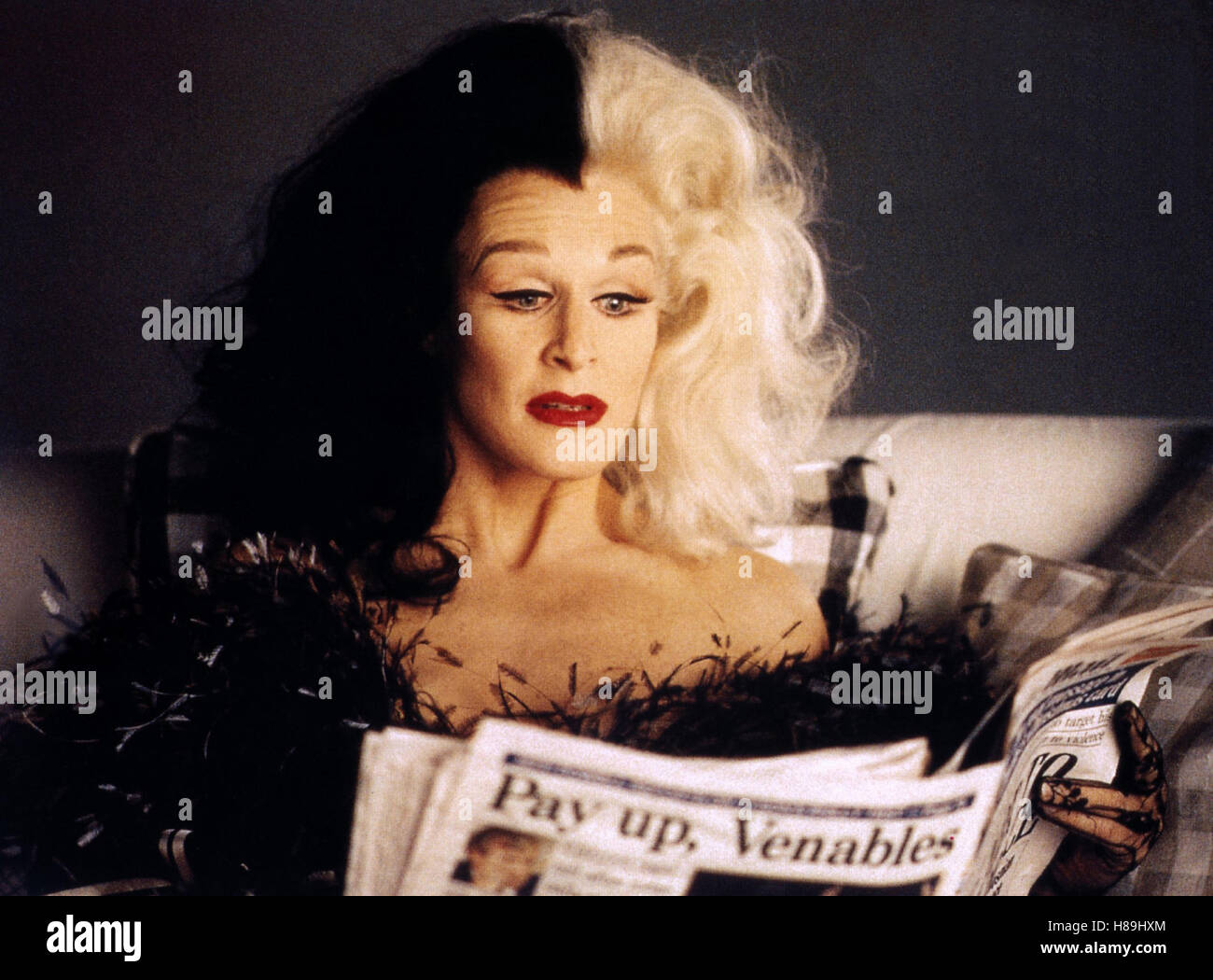 101 Dalmatiner, (101 DALMATINER) USA 1996, Regie: Stephen Herek, GLENN CLOSE, Stichwort: Diva, Perücke, Zeitung, Lesen, Straussenfedern, Walt Disney Stockfoto