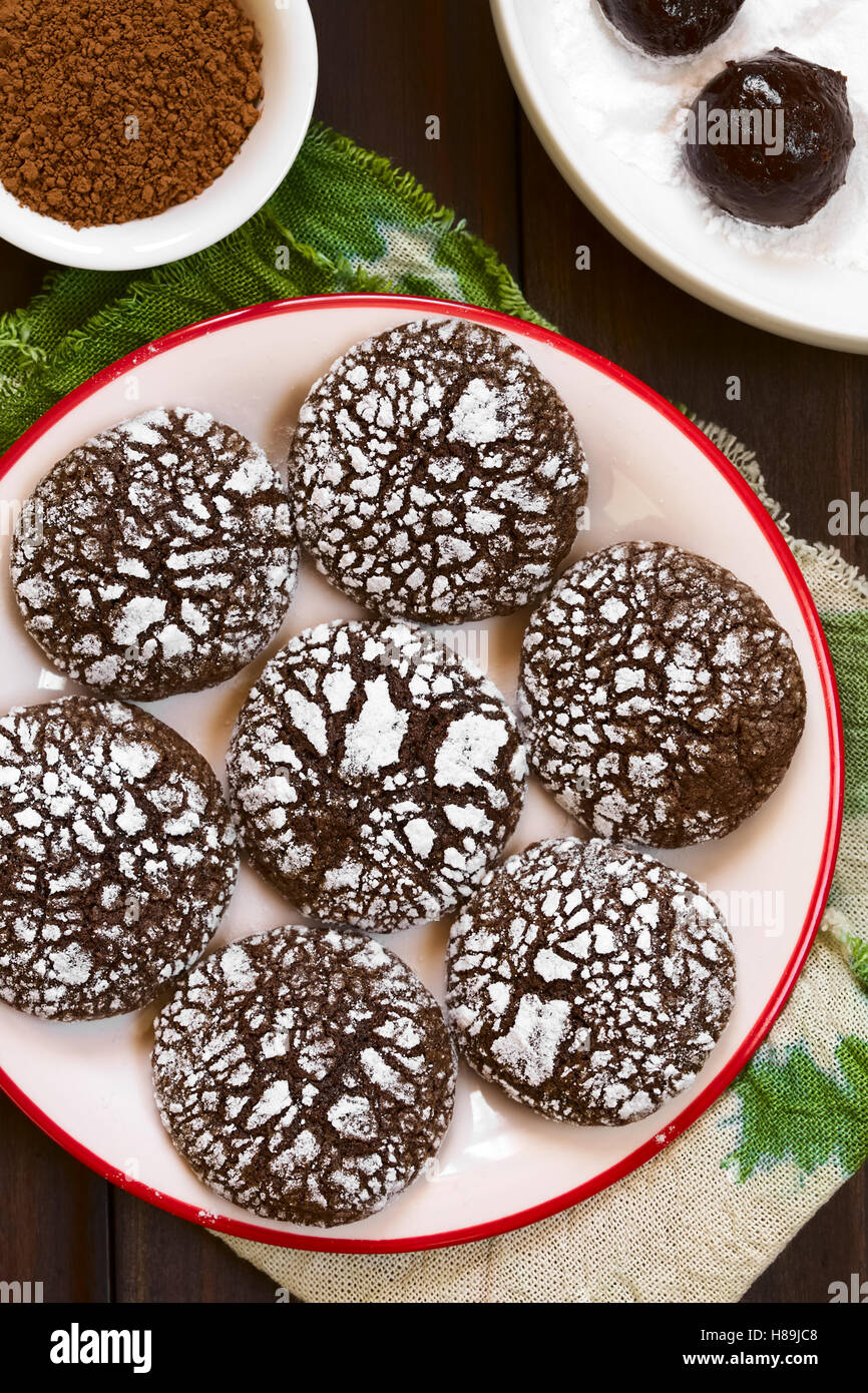 Schokolade Crinkle Cookies, traditionellen American Christmas Cookies, overhead mit Tageslicht fotografiert Stockfoto