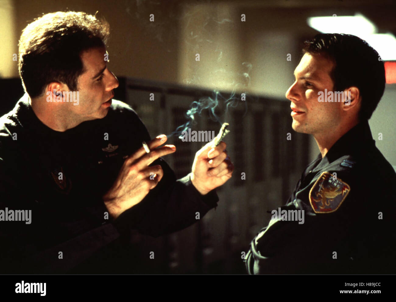 Operation: Broken Arrow (BROKEN ARROW), USA 1996 Regie: John Woo, JOHN TRAVOLTA, CHRISTIAN SLATER, Stichwort: Zigarette, Rauch Stockfoto