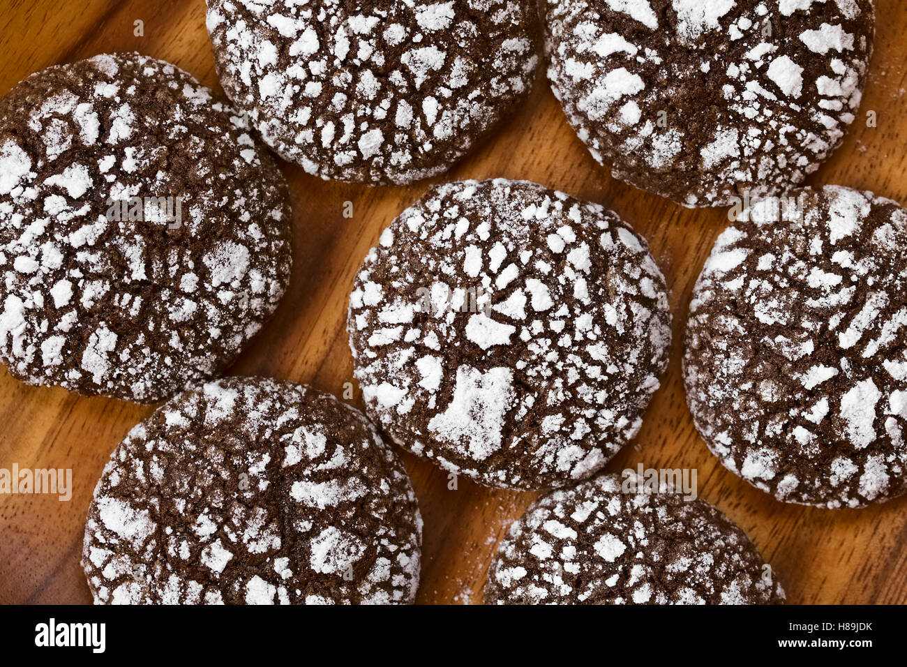 Schokolade Crinkle Cookies, traditionellen American Christmas Cookies, overhead auf Holzteller mit Tageslicht fotografiert Stockfoto