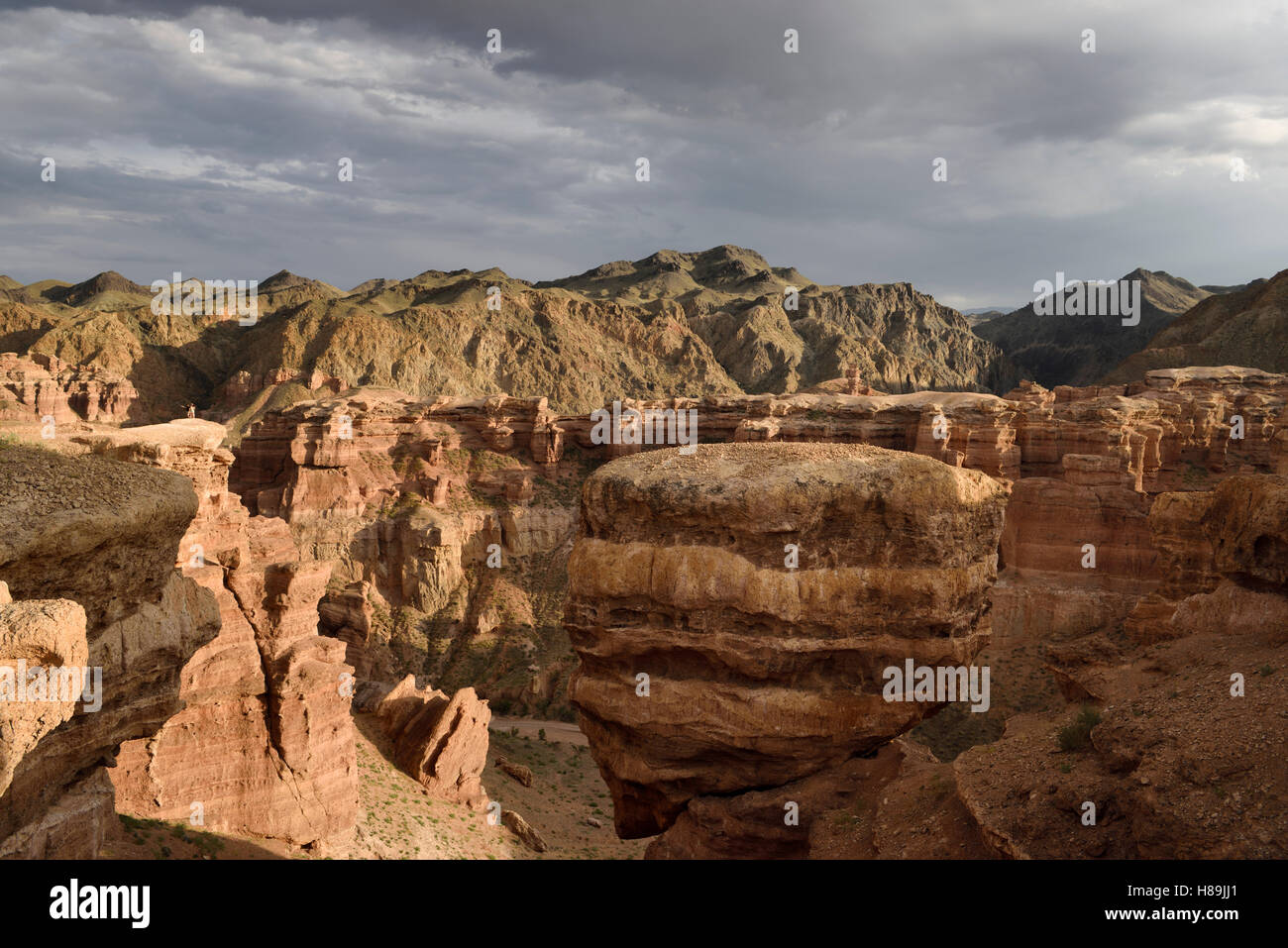 Paar nehmen Selfie bei Sonnenuntergang auf Hoodoo mit ausgleichenden Fels am Tscharyn Canyon Kasachstan Stockfoto